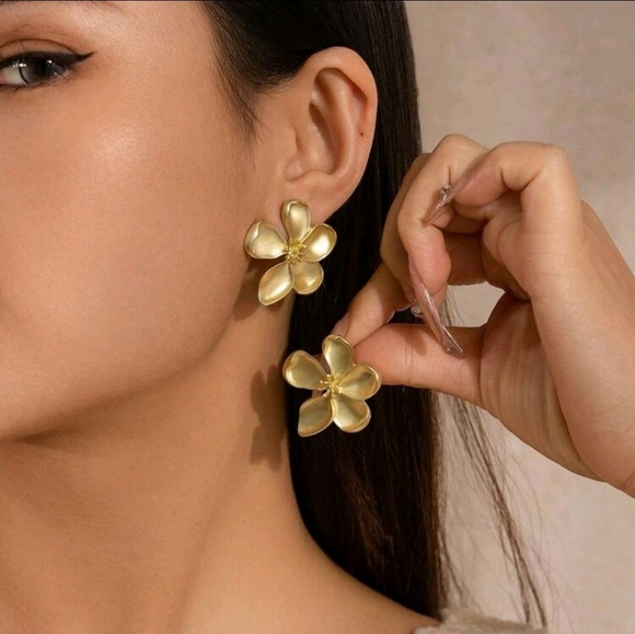 Retro French Style gold color‎ Metal Flower stud Earrings for women - Picture 2 of 4